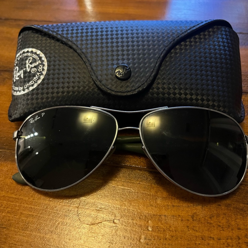 Black large rayban aviators